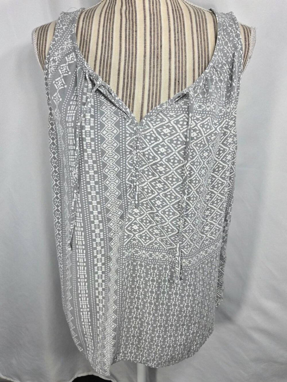 Sonoma Grey White BOHO Style Notch Tie Neck Sleeveless Tank Top Size Medium